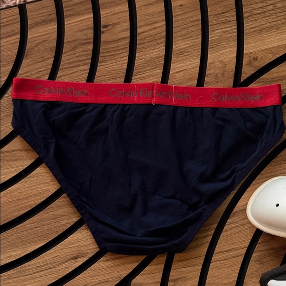 Calvin Klein - Picture 4 of 4